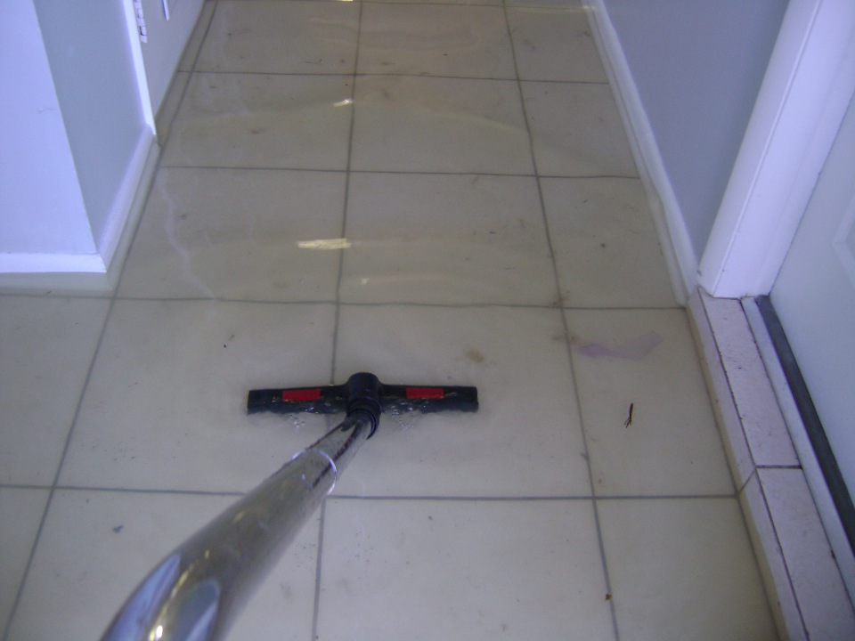 image of flooded room for sonshine carpet cleaning